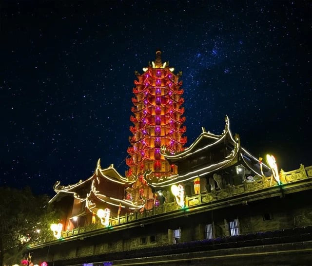 Liên minh Kỷ lục Thế giới đã trao bằng xác lập kỷ lục thế giới cho chùa Thánh Quang, là “Tháp Đại Bi Kim Cương với hệ thống 158 tượng đồng mạ vàng và 108 chuông đồng mạ vàng, đánh một tiếng vang tự động nhiều nhất thế giới”