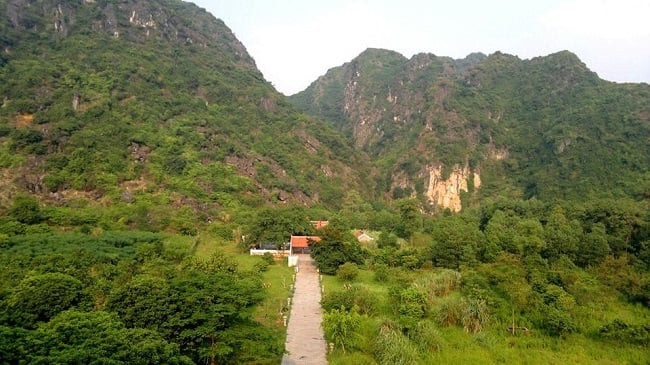 Đền Thung Lá nằm cạnh động Hoa Lư trong một thung lũng khá sâu, được bao quanh bởi 5 ngọn núi lớn