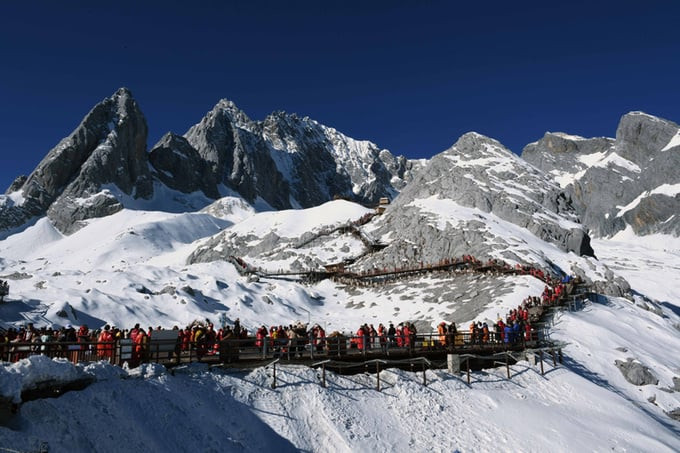 Núi Tuyết Ngọc Long nằm ở thành phố Lệ Giang, tỉnh Vân Nam, Trung Quốc, là một trong những ngọn núi cao nhất thế giới với độ cao trên 5.000m