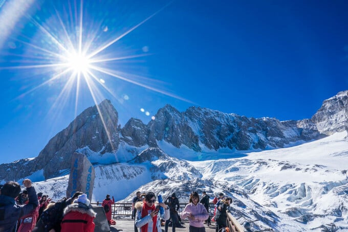Mùa đông được xem là mùa đẹp nhất để ghé thăm núi tuyết Ngọc Long bởi đây chính là thời điểm để ngọn núi này khoe ra hết vẻ đẹp và sự hùng vĩ của mình