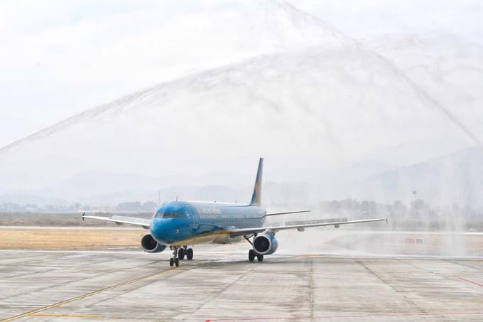 Nghi thức phun vòi rồng chào đón chuyến bay của Vietnam Airlines tại sân bay Điện Biên. Ảnh: Báo QĐND