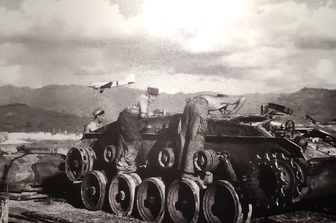 Quân Pháp lắp ráp xe bọc thép được máy bay thả xuống sân bay Mường Thanh. Ảnh: Báo điện tử VOV