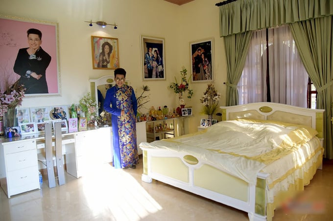 Phòng ngủ cũng được trưng bày nhiều món đồ khác nhau và nổi bật là những bức ảnh của cặp đôi