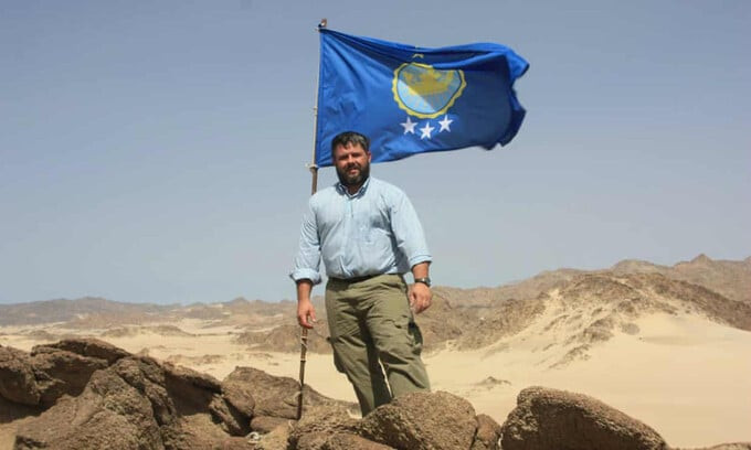 Jeremiah Heaton cắm một lá cờ tự thiết kế để tuyên bố chủ quyền tại Bir Tawil
