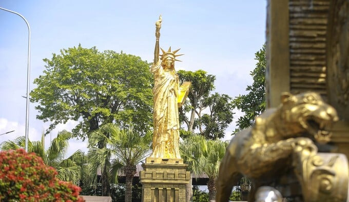 Bức tượng được dát vàng cao hơn 4m tính cả đế khiến nhiều người thích thú