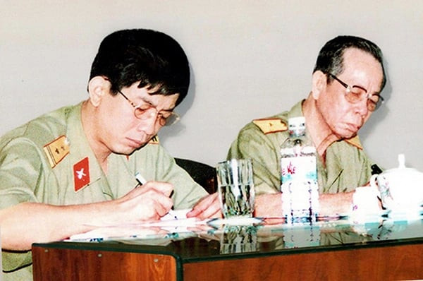 Nhà tình báo Ba Quốc (bên phải) và thượng tướng Nguyễn Chí Vịnh