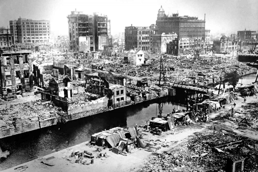 Đại thảm họa kép rung chuyển cả đất nước, phá hủy 570.000 ngôi nhà, 142.000 người chết và 1,9 triệu người 'màn trời chiếu đất'