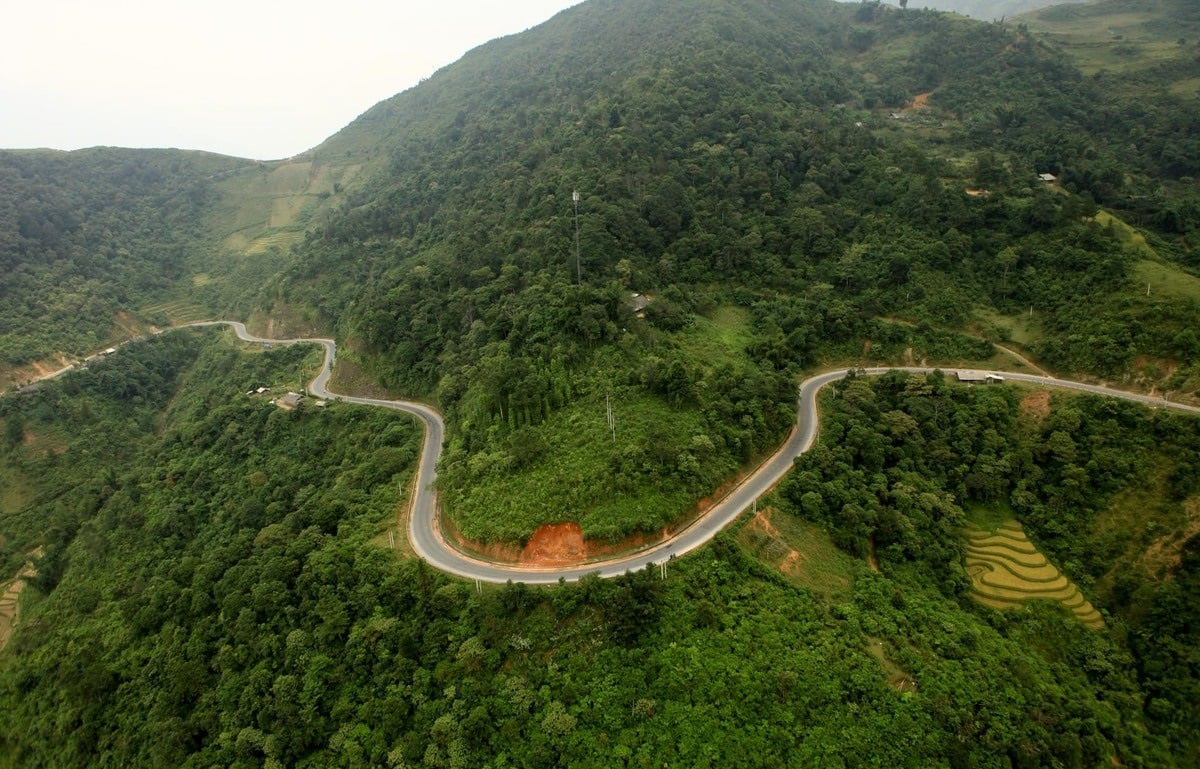 Sở dĩ đèo có tên Khau Phạ là bởi vì theo tiếng dân Thái, Khau Phạ nghĩa là ‘Sừng trời’