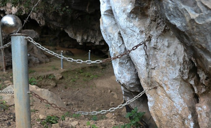 Công tác bảo vệ hang Đồng Trương đang được thực hiện khá sơ sài