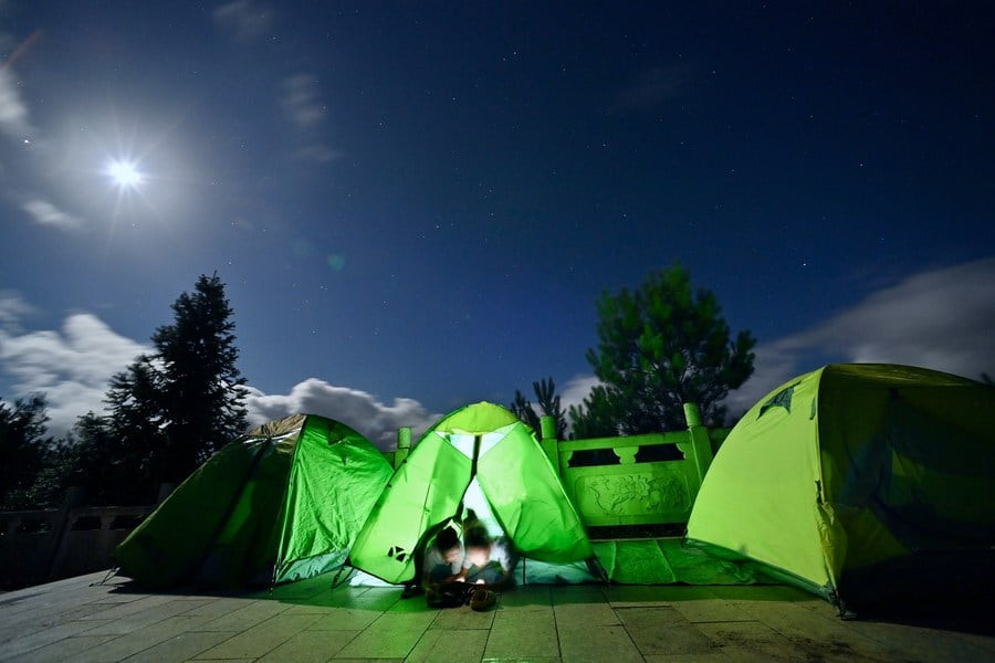 Khách du lịch cắm trại tận hưởng cảnh đêm