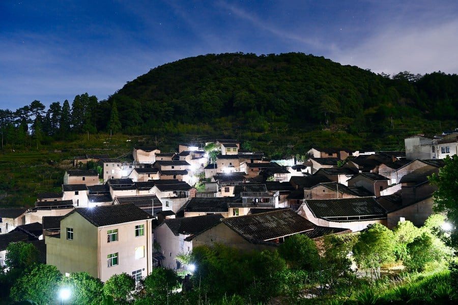 Những ngôi nhà ở làng vào ban đêm
