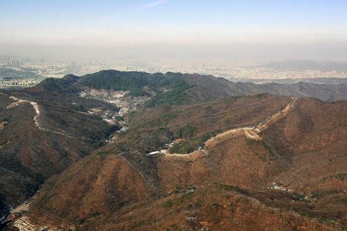 Toàn cảnh đỉnh núi nơi pháo đài quân sự tọa lạc