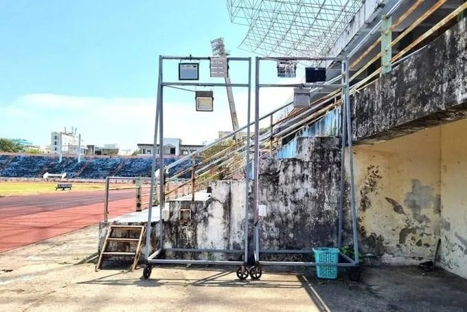 Sân vận động Chi Lăng hoang tàn, xuống cấp thời điểm hiện tại. Ảnh: Khánh Hồng