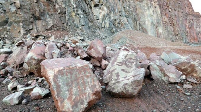 Các quặng lưu huỳnh-niken-coban thường chủ yếu được tìm thấy ở đá porphyry