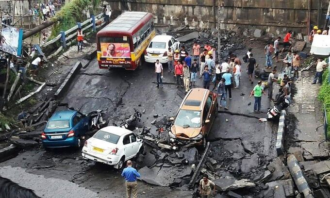 Phần cầu bị sập nằm ở khu vực sầm uất phía Nam Kolkata (Ấn Độ)