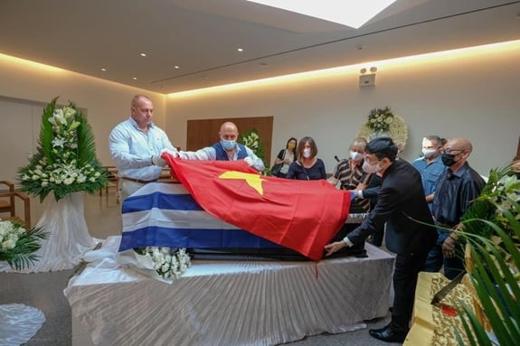 Quốc kỳ Việt Nam, quê hương thứ hai của người anh hùng được phủ bên ngoài quốc kỳ Hy Lạp