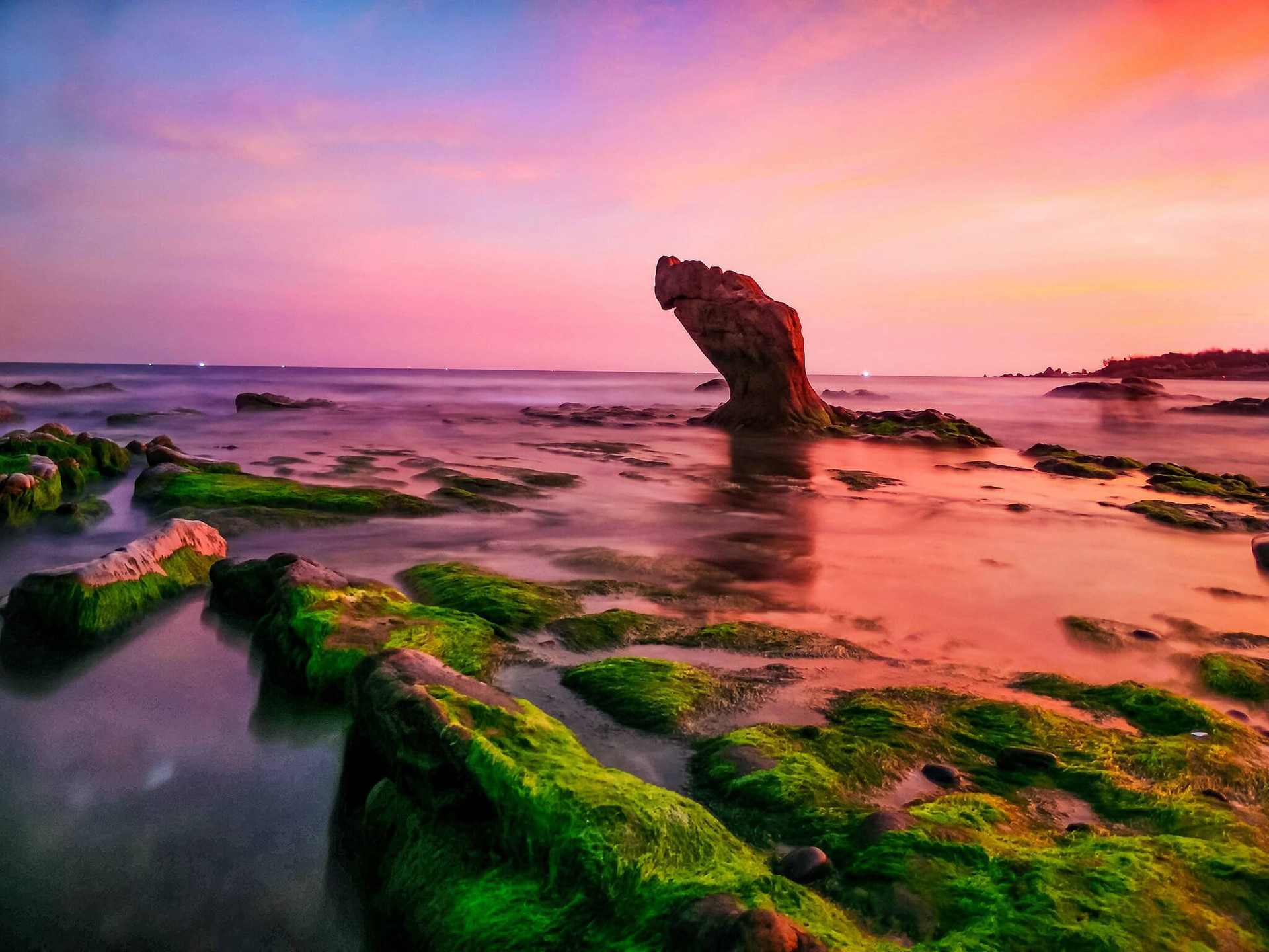 Bãi biển Cổ Thạch còn được gọi với cái tên khác là bãi đá bảy màu