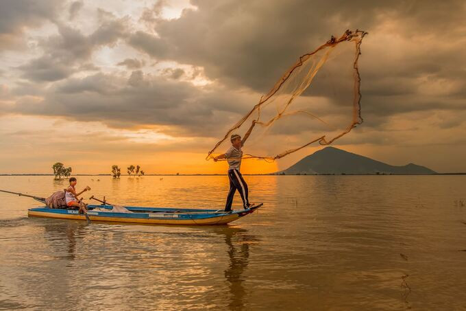 Ngư dân đánh bắt cá trên lòng hồ Dầu Tiếng. Ảnh: Cục Du lịch Quốc gia Việt Nam.