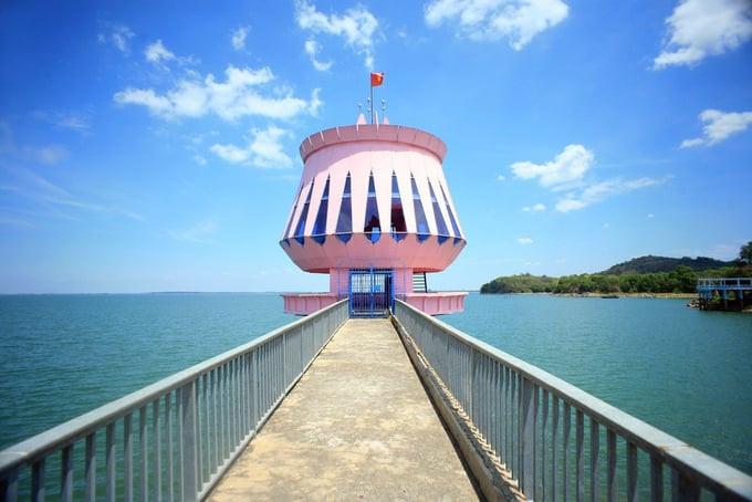 Ngọn hải đăng ở hồ Dầu Tiếng. Ảnh: Cục Du lịch Quốc gia Việt Nam.