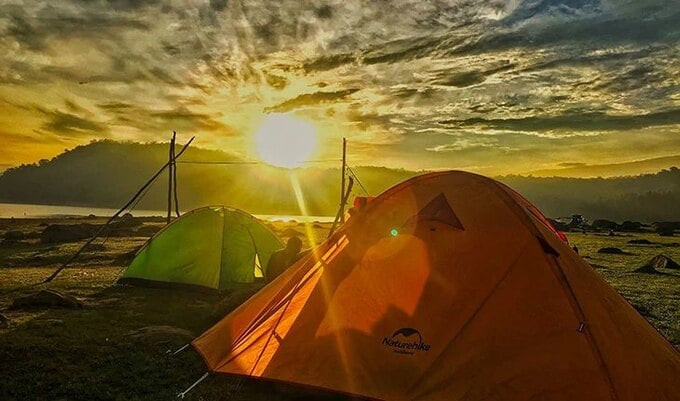 Cắm trại ở hồ Dầu Tiếng. Ảnh: Hi Camping