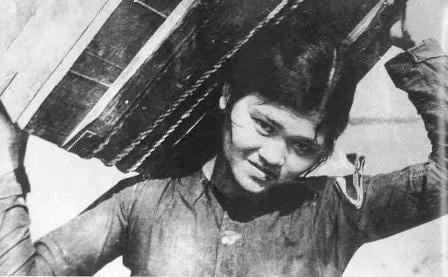 Hình ảnh nữ dân quân Ngô Thị Tuyển vác 2 hòm đạn năm 1965