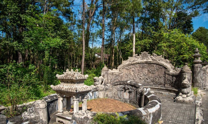Bên cạnh lăng mộ chính của Tôn Thất Hân, trong khuôn viên chùa Phò Quang còn 2 lăng mộ của vợ cả và vợ thứ
