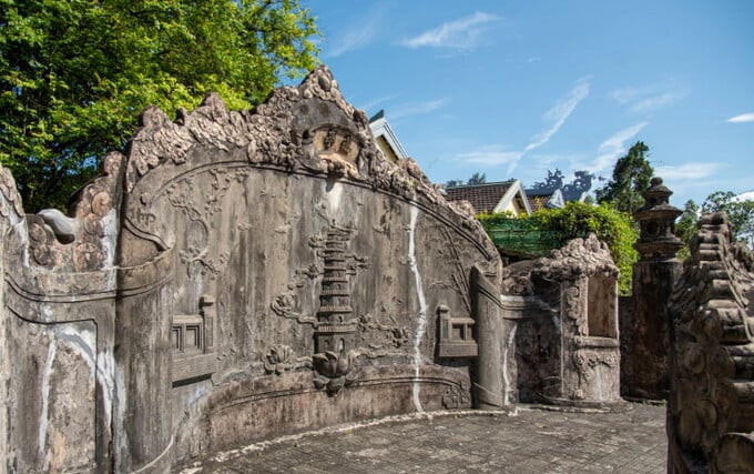 Khu lăng mộ cụ Tôn Thất Hân có một bức bình phong trước và 2 bình phong phía sau đều là hình vòng cung