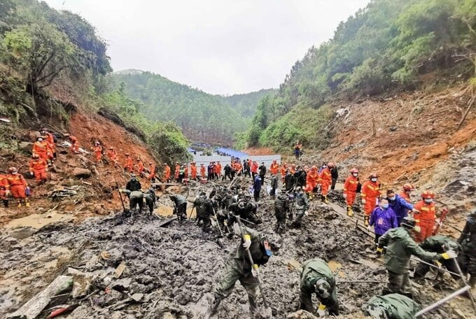 Lực lượng vũ cảnh, lính cứu hỏa chủ yếu sử dụng cuốc xẻng để đào bới trên sườn núi tìm mảnh vỡ máy bay và các manh mối liên quan đến vụ tai nạn