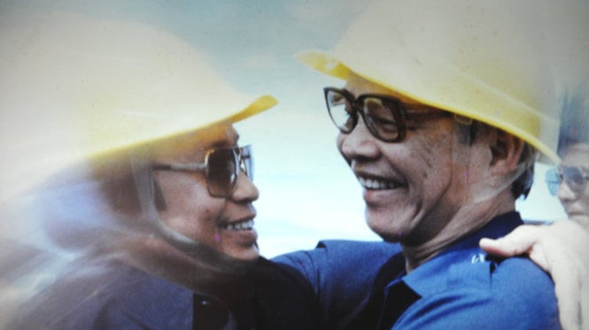 Cố Thủ tướng Võ Văn Kiệt (phải) và phó trưởng Ban chỉ huy xây dựng đường dây 500kV ,Trần Viết Ngãi, chụp ảnh chung trong những ngày trên ”tuyến lửa”