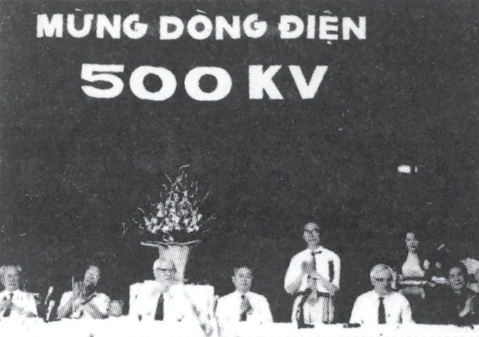 Thủ tướng Võ Văn Kiệt và lãnh đạo TP.HCM tại Lễ “Mừng dòng điện 500 kV” ở Hội trường Thống Nhất (5/6/1994)