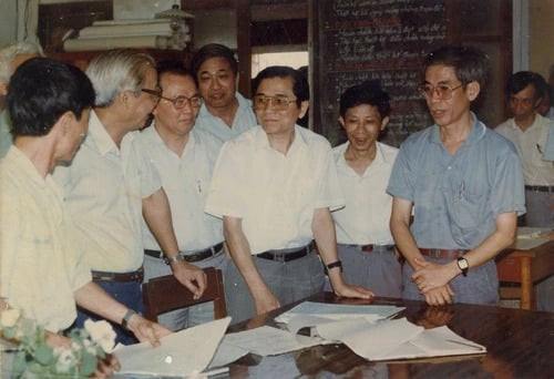 Cố Thủ tướng Võ Văn Kiệt trong một cuộc họp bàn về thiết kế tại Công ty Khảo sát thiết kế Điện 1
