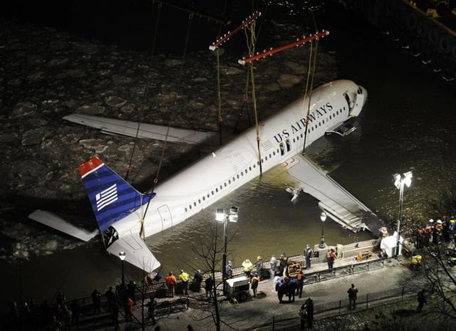 Máy bay gặp nạn được trục vớt