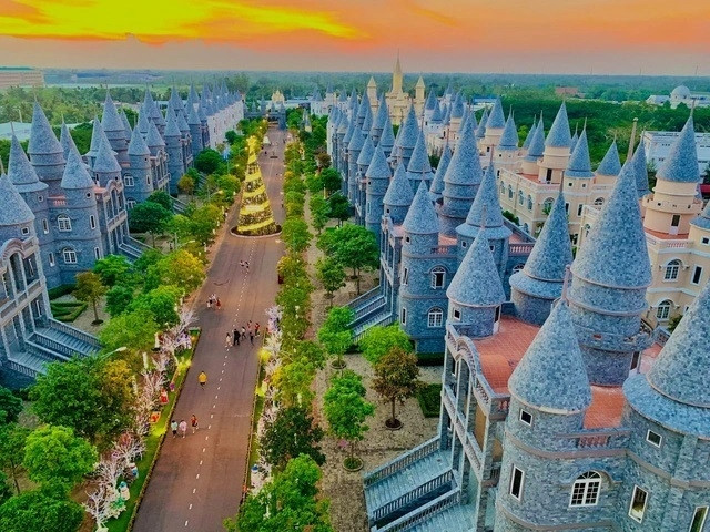 'Thành phố Đại học' với lâu đài tráng lệ độc nhất ở Việt Nam có học phí 'siêu rẻ', dính vụ kiện HOT