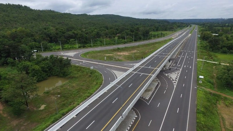 Đoạn đường vừa được nâng cấp trên tuyến cao tốc 12, địa phận tỉnh Kalasin, Thái Lan. Ảnh: ThaiPost