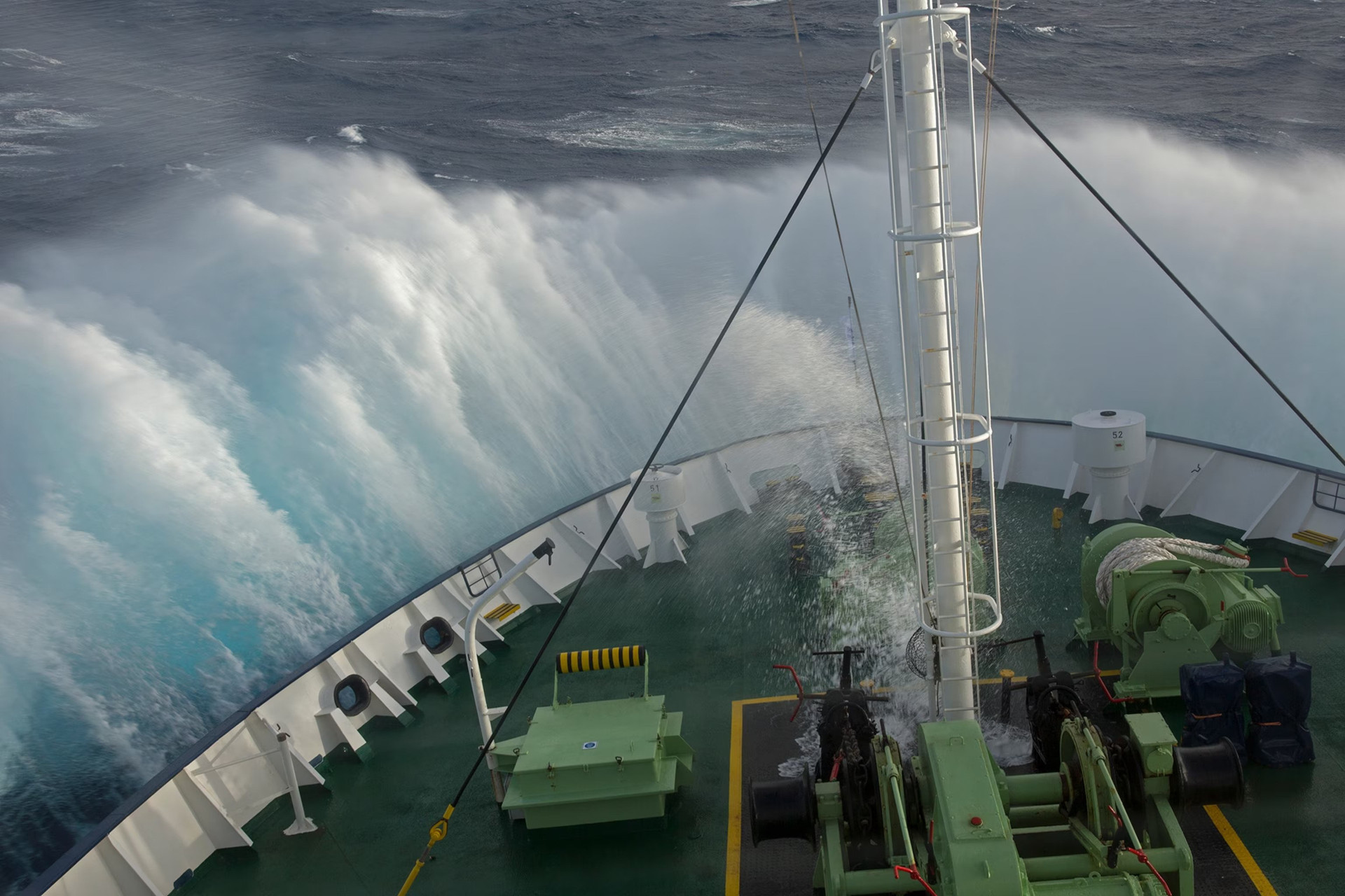 Con tàu Ortelius chở một nhóm nghiên cứu cá voi ở Nam Đại Dương, đi qua eo biển Drake