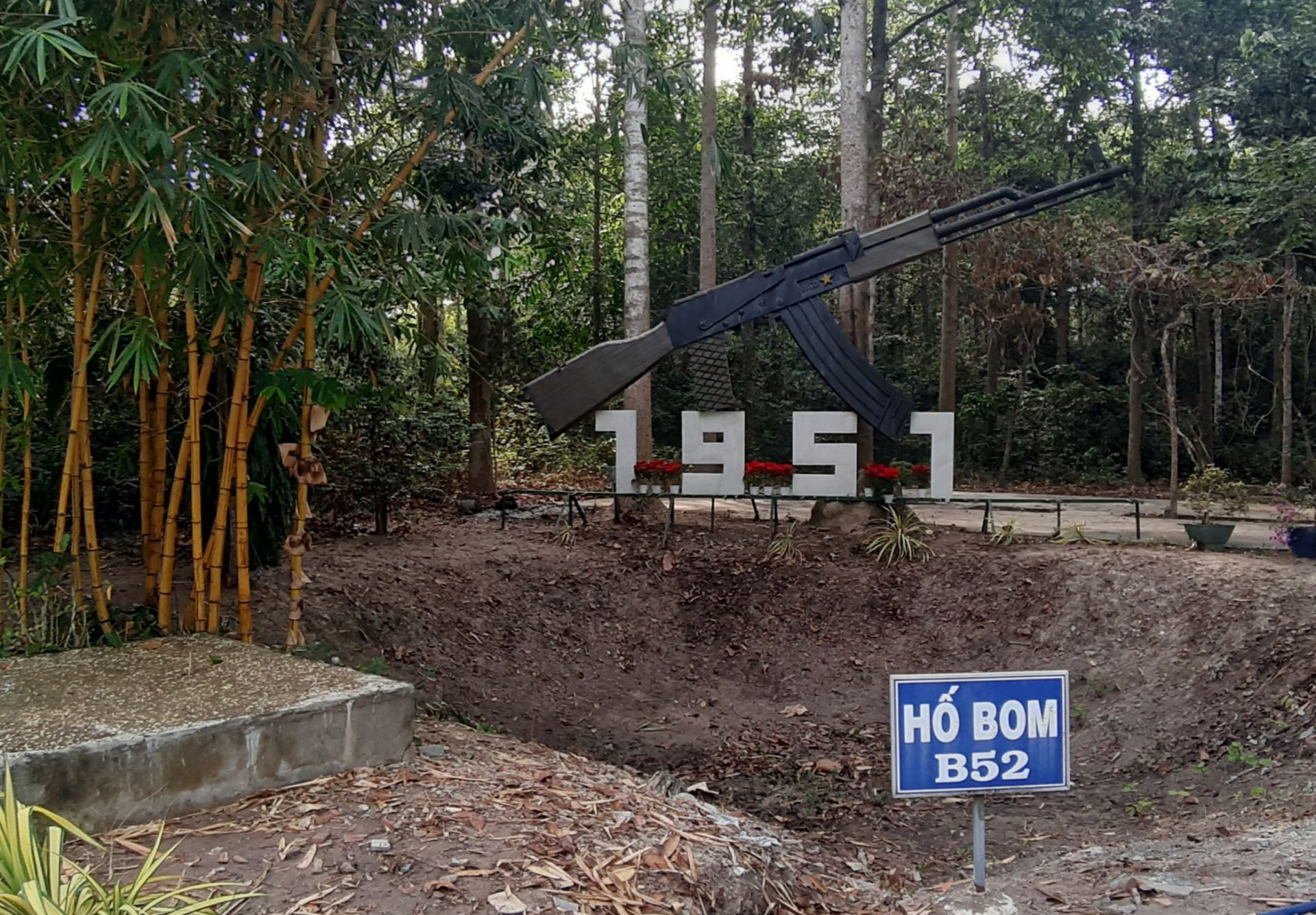 Hố bom B52 tại khu Căn cứ Dương Minh Châu ngày nay