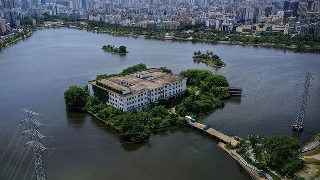 Khách sạn nghỉ dưỡng 5 sao bị bỏ hoang trên Hồ Thành. Ảnh: Toutiao