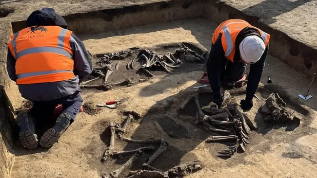 Hai phòng mộ này được ước tính khoảng 6.000 năm tuổi là nơi gia súc được hiến tế và chôn cất cùng với cơ thể người