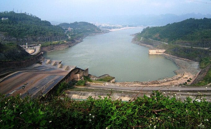 Sông Đà là phụ lưu lớn nhất trong hệ thống sông Hồng
