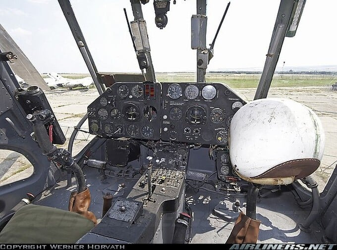 Cận cảnh buồng lái máy bay trực thăng Mi-4