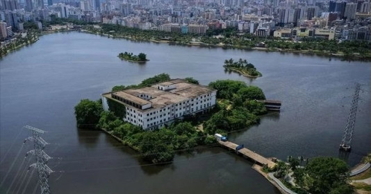Chủ khách sạn 20.000m2 được đền bù 413 tỷ đồng vẫn nhất quyết không bán, nằm hoang tàn ở nơi từng là 'hố vàng lộ thiên'