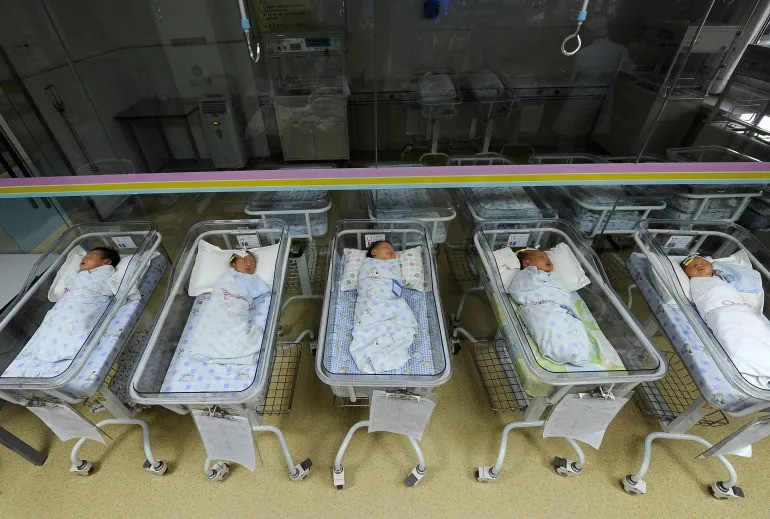Quốc gia châu Á tỷ dân đối mặt 'mùa đông sản khoa': Hàng loạt bệnh viện đóng cửa khoa sản vì người trẻ ngại sinh con