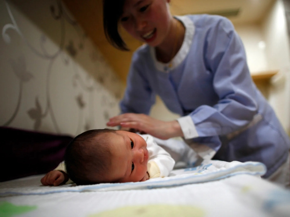 Quốc gia châu Á tỷ dân đối mặt 'mùa đông sản khoa': Hàng loạt bệnh viện đóng cửa khoa sản vì người trẻ ngại sinh con