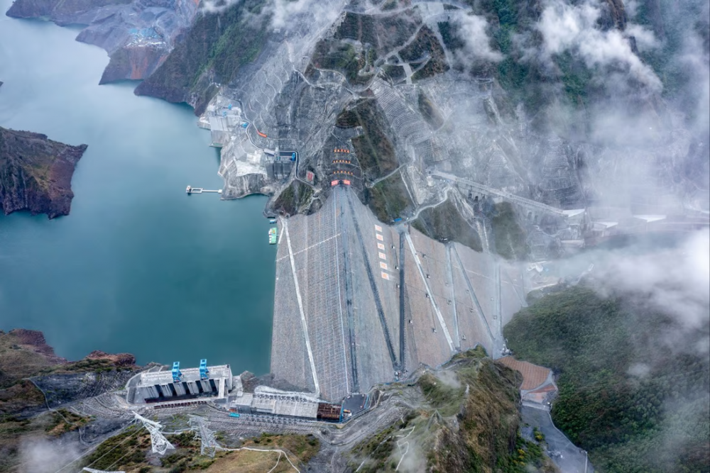 Láng giềng Việt Nam gây ‘choáng’ với nhà máy quang-thủy điện lớn nhất thế giới: Nằm ở độ cao gần 5.000m, diện tích tương đương 2.000 sân bóng đá, tạo