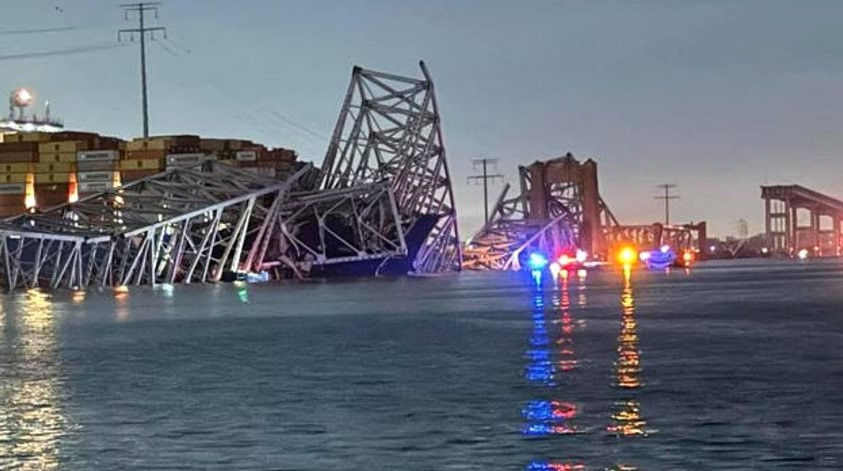 Cây cầu vượt bị tàu đâm sập, hiện trường hỗn loạn, nhiều người và phương tiện rơi xuống nước, huy động khẩn cấp nhân viên cứu hộ đến trục vớt nạn nhân