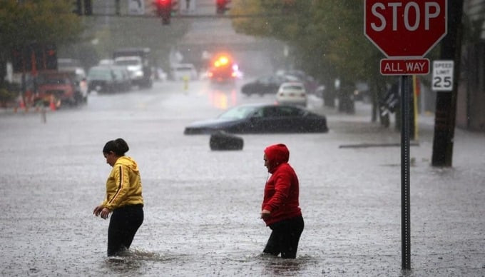 Người dân New York trong trận ngập lụt hồi tháng 9/2023. Ảnh: Reuters