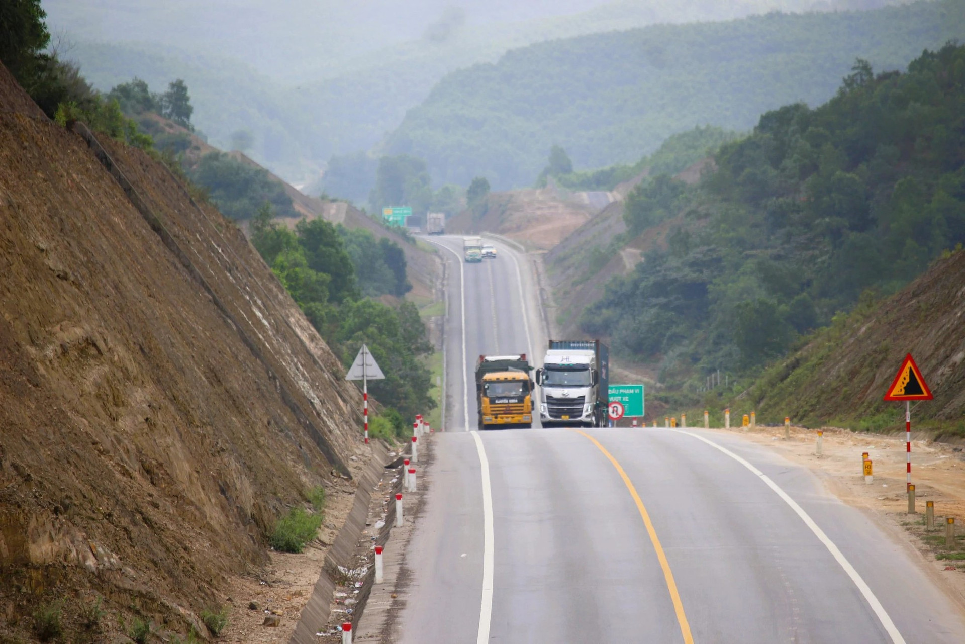 Xe tải nặng chiếm gần 45% lưu lượng xe trên cao tốc Cam Lộ-La Sơn- Ảnh 1.