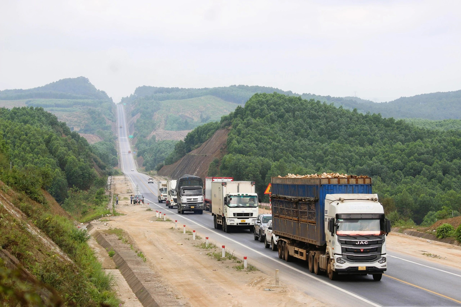 Xe tải nặng chiếm gần 45% lưu lượng xe trên cao tốc Cam Lộ-La Sơn- Ảnh 2.