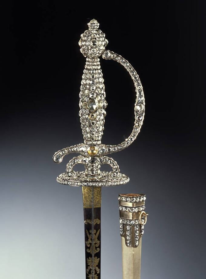 Dài 96cm và nặng 553 gram, thanh kiếm này được đi kèm với bao kiếm hoặc vỏ bọc, chứa gần 800 viên kim cương