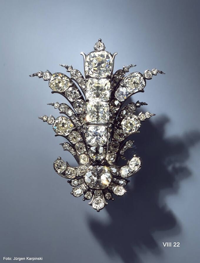 Những viên kim cương được sắp xếp theo mô típ giống như những chiếc lá xòe ra của cây cọ